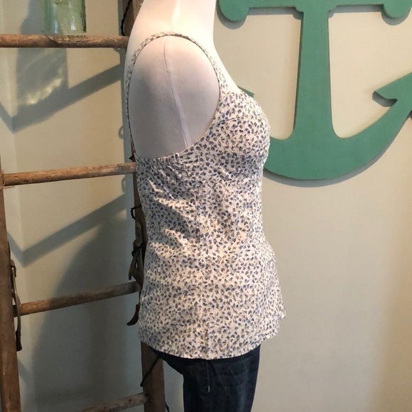 Cute fitted floral print top. - Picture 3 of 5